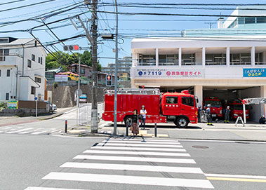 ⑧戸塚消防署がある横断歩道を渡り、左に曲がります。