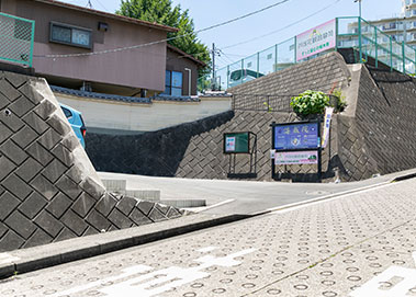 坂を上がり、お寺の看板を左折してください。